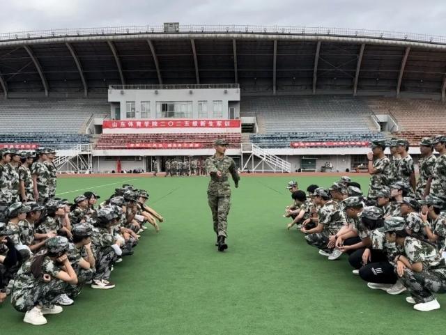 迷彩青春铸就体院风采